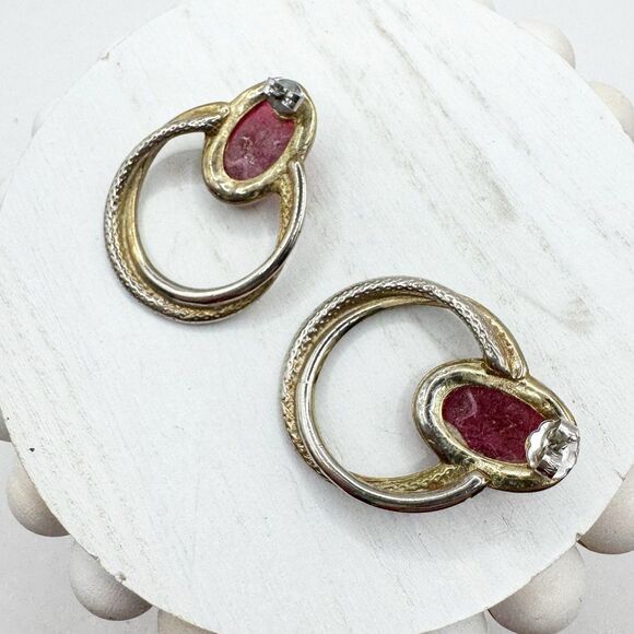 Vintage Cranberry Lucite Cabochon Twisted Circle Stud Earrings - Picture 6 of 8
